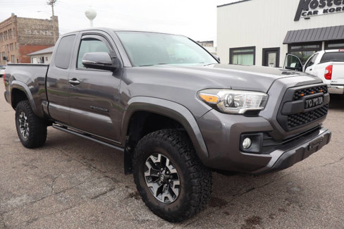Used 2017 Toyota Tacoma TRD Off-Road image 2