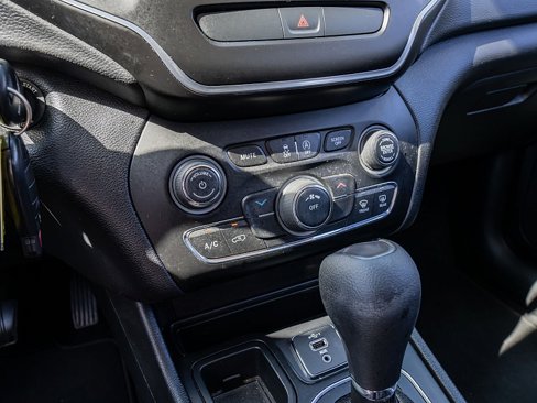 Used 2019 Jeep Cherokee Latitude w/ Popular Appearance Group image 29