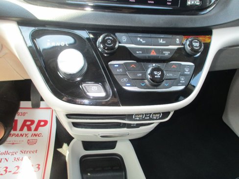 Used 2022 Chrysler Pacifica Touring-L image 8
