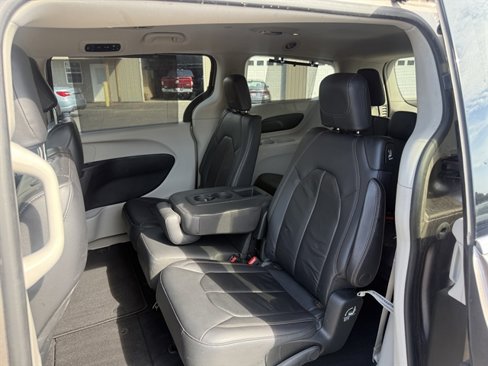Used 2017 Chrysler Pacifica Touring-L w/ Tire & Wheel Group image 40