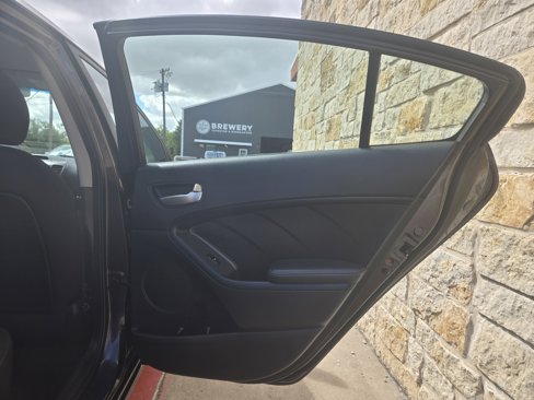 Used 2017 Kia Forte LX image 10