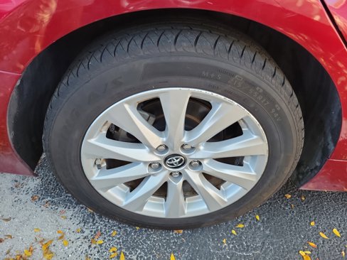 Used 2018 Toyota Camry LE image 9