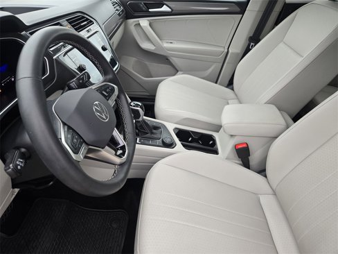 Used 2024 Volkswagen Tiguan SE image 15