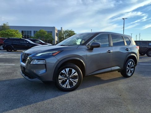 Used 2023 Nissan Rogue SV image 2