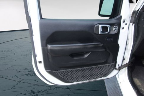 Used 2018 Jeep Wrangler Unlimited Sahara image 9