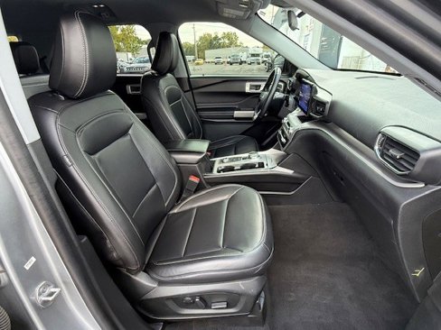 Used 2022 Ford Explorer XLT w/ Equipment Group 202A image 19