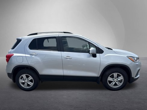 Used 2022 Chevrolet Trax LT w/ Premium Seat Package image 2