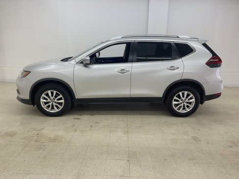 Used 2019 Nissan Rogue SV image 2