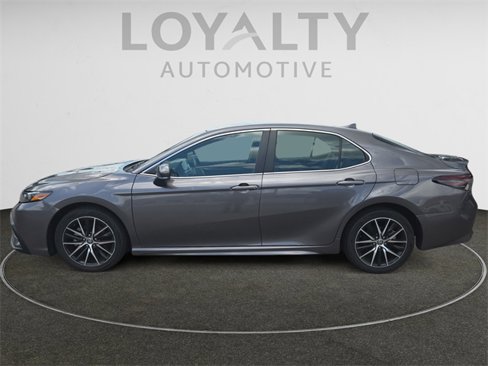Used 2023 Toyota Camry SE image 2