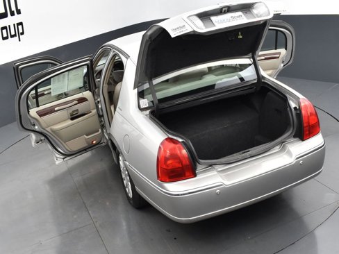 Used 2005 Lincoln Town Car Signature image 39