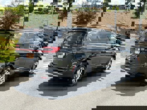 Used 2023 Chrysler Pacifica Touring-L image 5