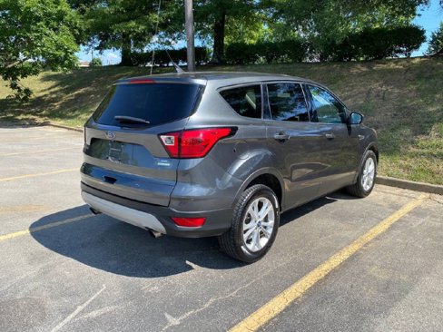 Used 2019 Ford Escape SE image 2