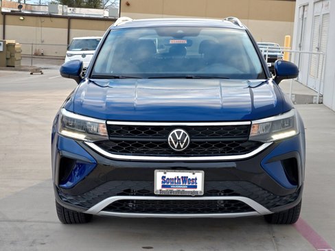 New 2024 Volkswagen Taos SE image 6
