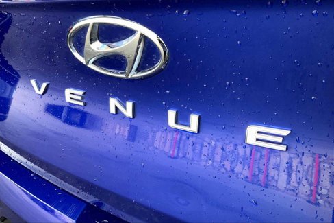 Used 2023 Hyundai Venue Limited image 9