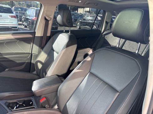 Used 2022 Volkswagen Tiguan SE w/ Panoramic Sunroof Package image 9