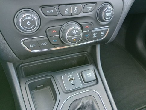 Used 2021 Jeep Cherokee High Altitude image 24