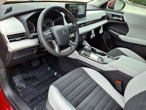 New 2025 Mitsubishi Outlander SE image 12