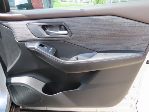 Used 2022 Nissan Rogue SV image 32