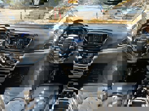 Used 2020 Chrysler Pacifica Touring-L image 9