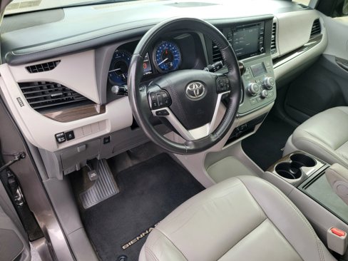 Used 2018 Toyota Sienna XLE image 11