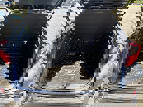 Used 2022 Toyota C-HR XLE image 7