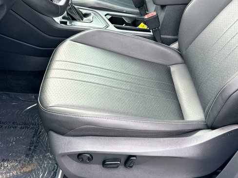 Used 2023 Volkswagen Tiguan SE image 19