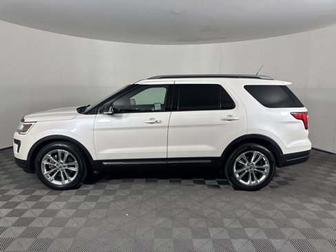 Used 2018 Ford Explorer XLT w/ Equipment Group 202A image 6