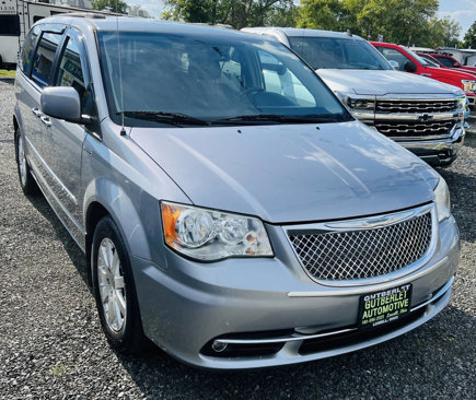 Used 2014 Chrysler Town & Country Touring w/ Mopar Premium Addition Group image 3