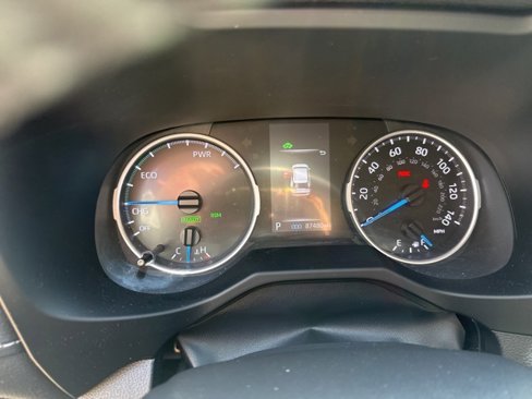 Used 2021 Toyota RAV4 XLE Premium image 10