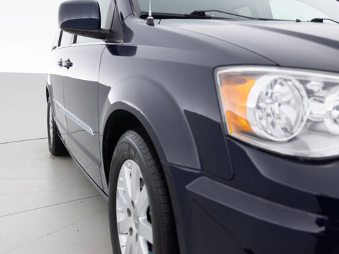 Used 2016 Chrysler Town & Country Touring image 11