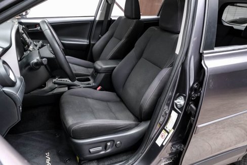 Used 2018 Toyota RAV4 XLE image 4