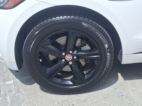 Used 2018 Jaguar F-PACE R-Sport image 10