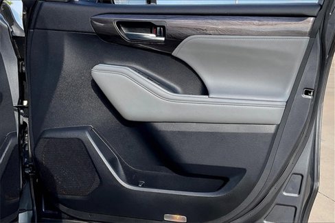 Used 2021 Toyota Highlander Platinum image 24
