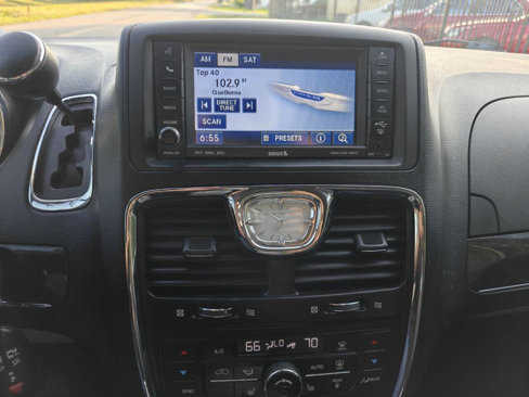 Used 2011 Chrysler Town & Country Touring-L image 32