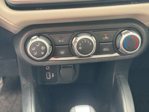 Used 2021 Nissan Versa SV image 9