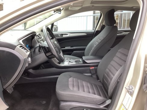 Used 2017 Ford Fusion SE image 10