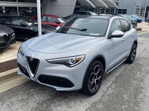 Used 2023 Alfa Romeo Stelvio Ti image 2