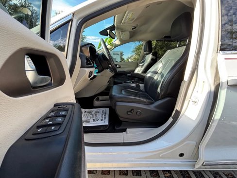 Used 2018 Chrysler Pacifica Touring-L image 14