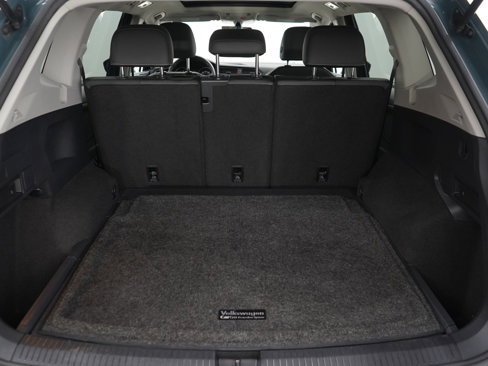 Used 2021 Volkswagen Tiguan SE w/ Panoramic Sunroof Package image 9