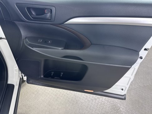 Used 2018 Toyota Highlander LE image 9