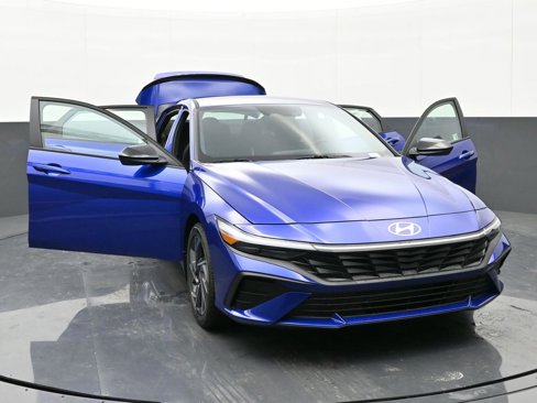 Certified 2025 Hyundai Elantra Sport image 32
