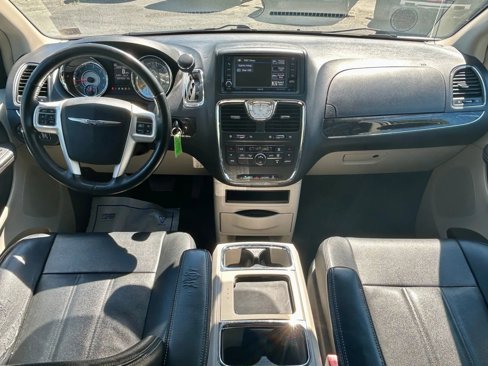Used 2016 Chrysler Town & Country Touring image 20
