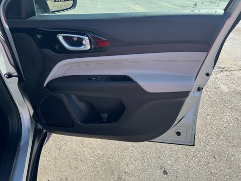 Used 2025 Jeep Compass Limited image 38