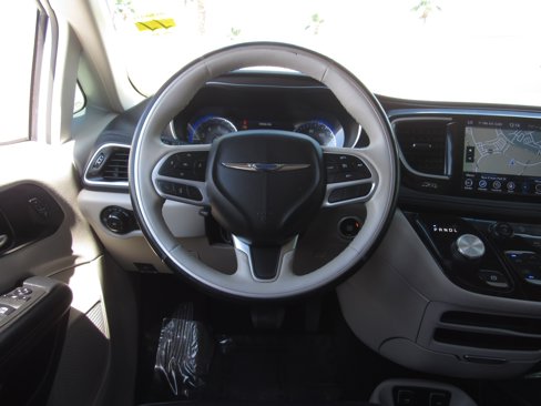 Used 2020 Chrysler Pacifica Limited image 25