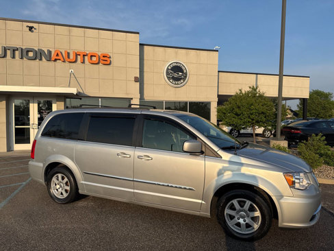 Used 2011 Chrysler Town & Country Touring image 4