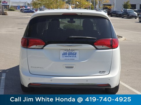 Used 2017 Chrysler Pacifica Touring-L w/ Tire & Wheel Group image 15