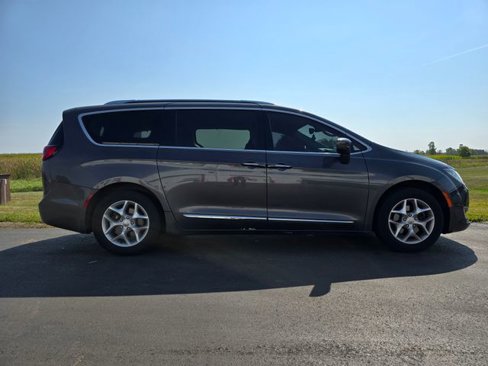 Used 2018 Chrysler Pacifica Touring-L Plus w/ Tire & Wheel Group image 2
