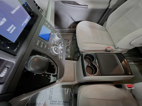 Used 2015 Toyota Sienna LE image 24