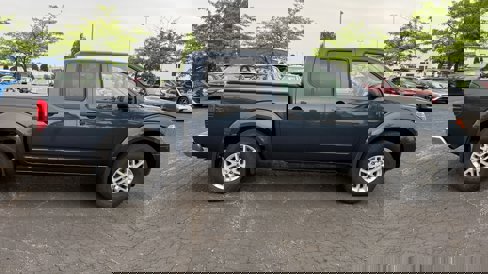 Used 2019 Nissan Frontier SV image 2