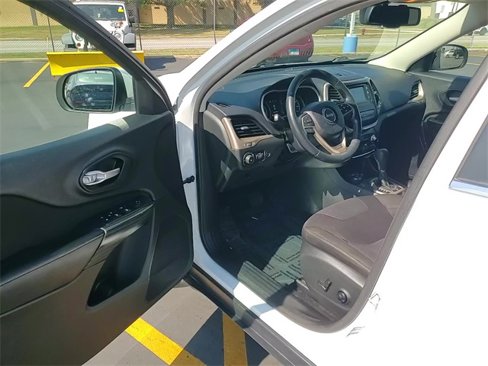 Used 2015 Jeep Cherokee Latitude w/ Comfort/Convenience Group image 13